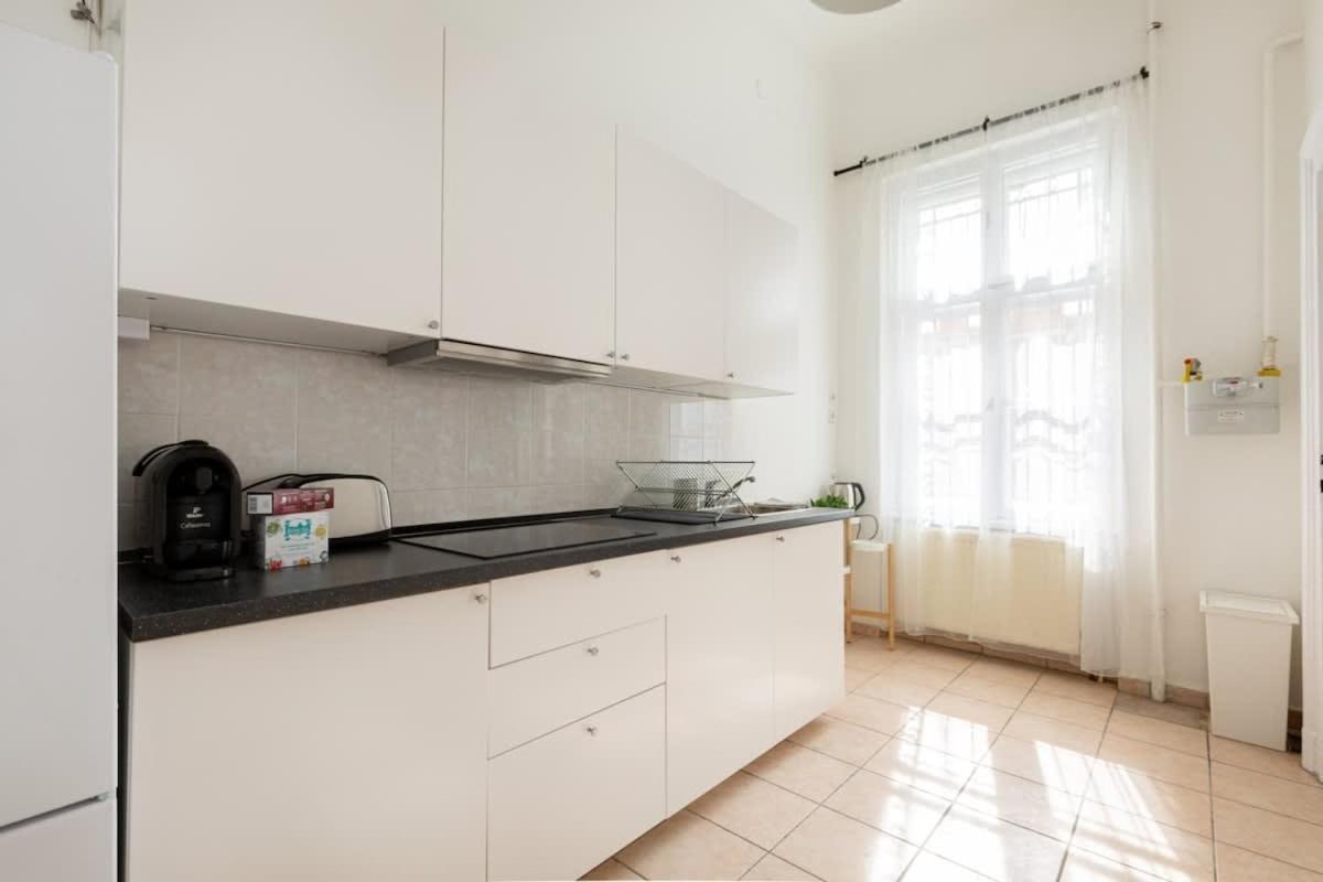Modern With Desk & Monitor, Tv Budapest