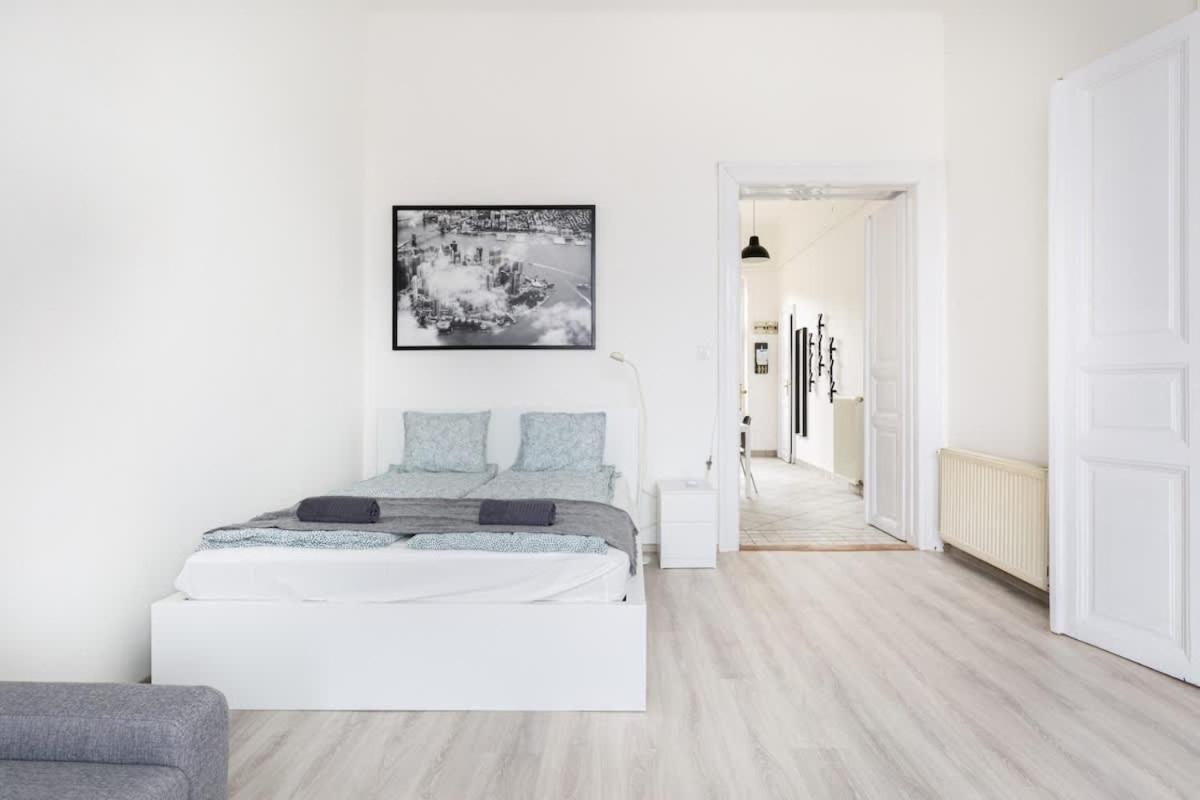 Modern With Desk & Monitor, Tv Apartment