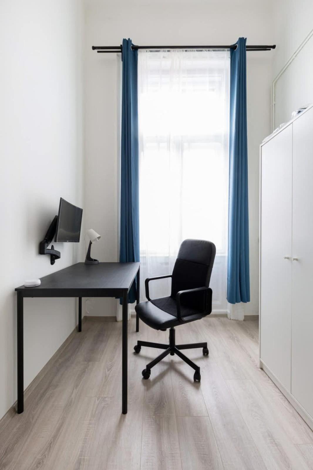 Modern With Desk & Monitor, Tv *