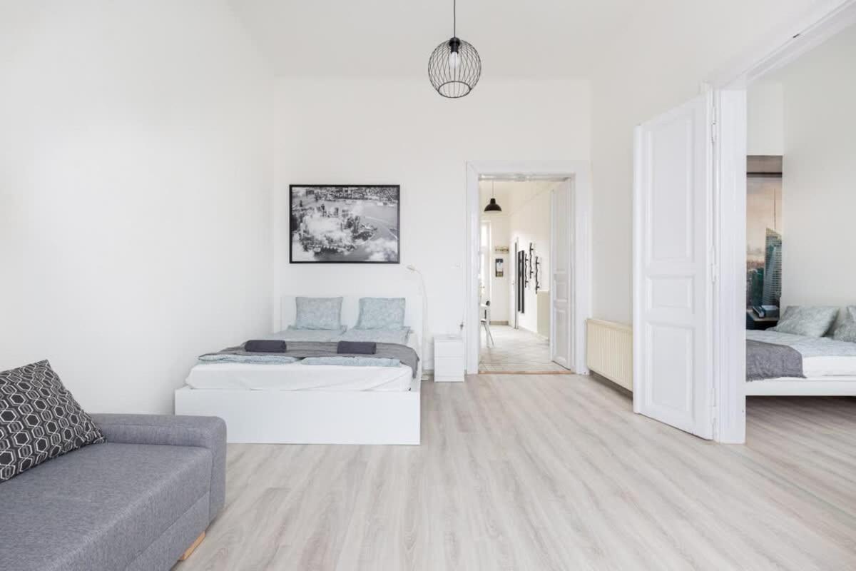 Apartment Modern With Desk & Monitor, Tv *
