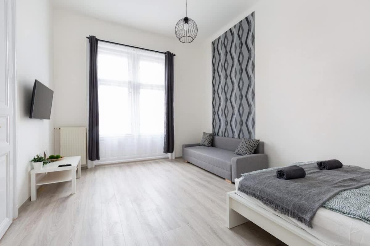 Modern With Desk & Monitor, Tv Apartment Budapest