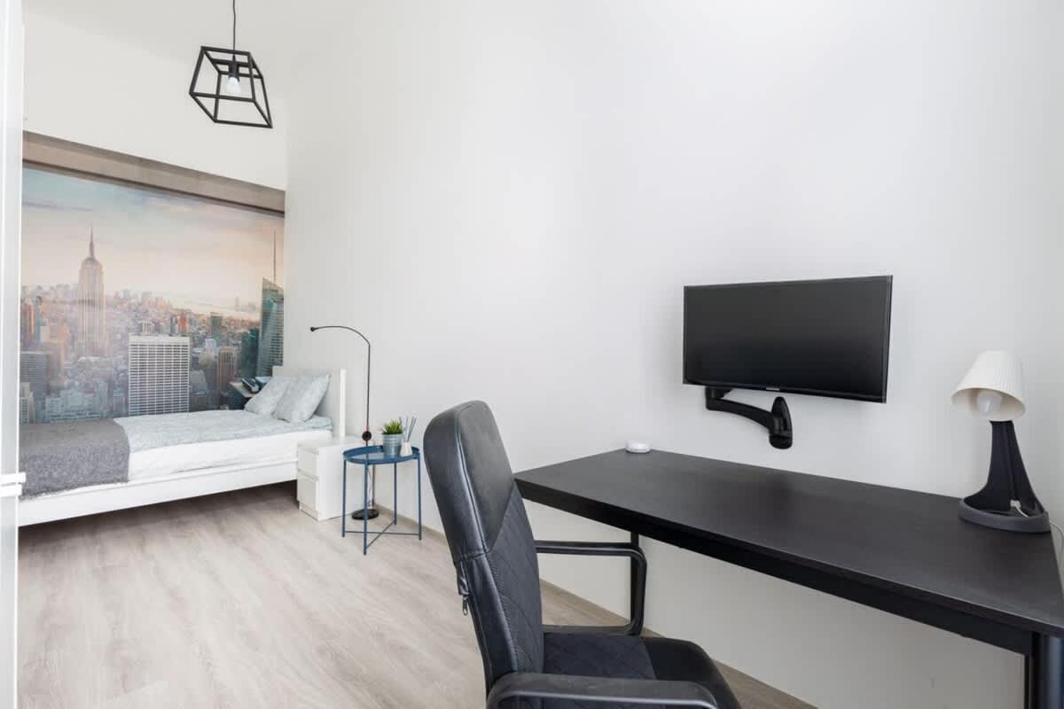 Apartment Modern With Desk & Monitor, Tv *