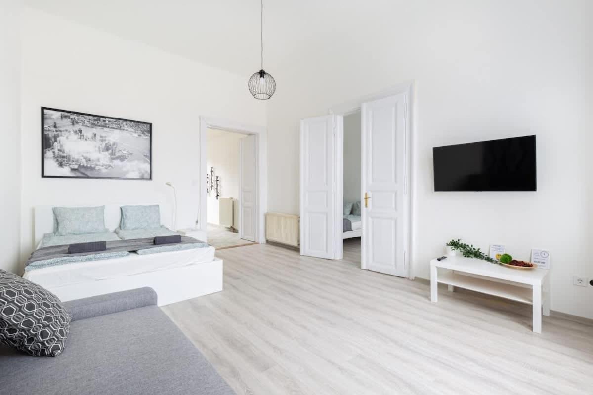 Apartment Modern With Desk & Monitor, Tv Budapest