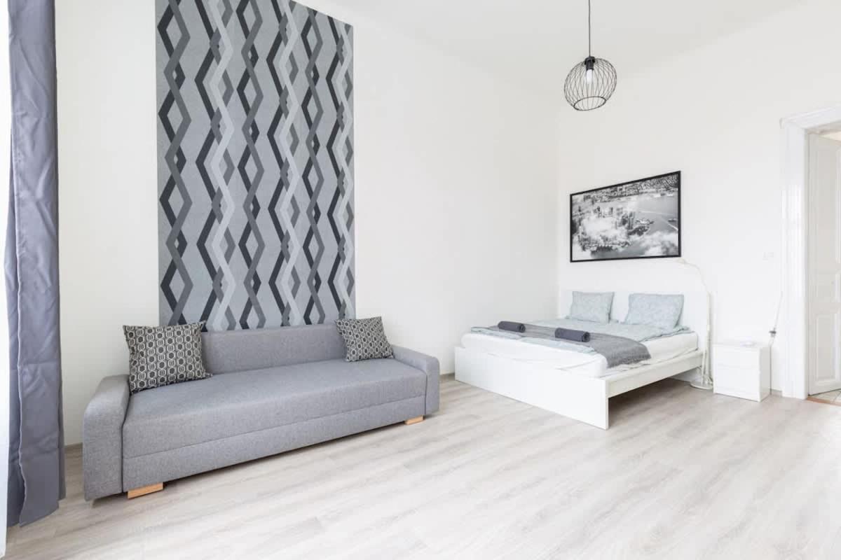 Modern With Desk & Monitor, Tv Apartment